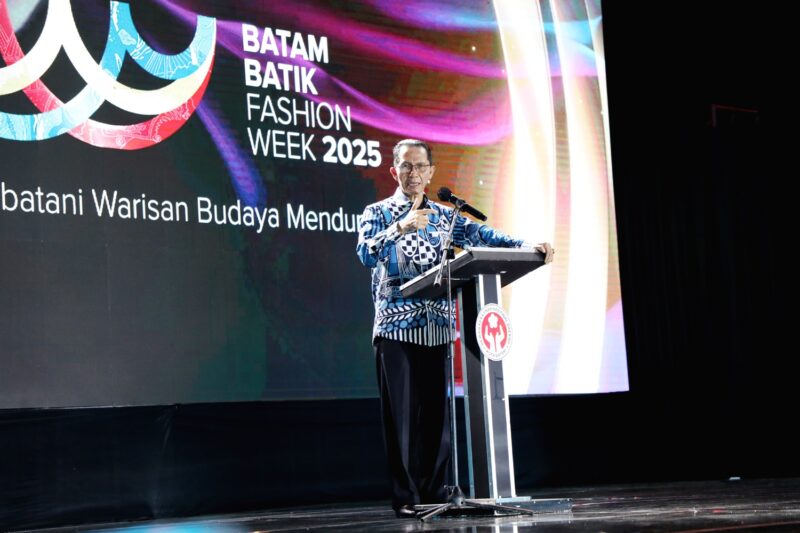 Wali Kota Batam Amsakar Achmad saat memberikan sambutan di Malam Puncak Batam Batik Fashion Week (BBFW) 2025 yang berlangsung megah di Dataran Engku Putri, Batam Centre, Sabtu (4/10/2025). Matapedia6.com/Diskominfo