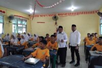 Kemenag Batam Budi bersama Kasi Pendidikan Andika saat meninju makan bergizi gratis beberapa hari lalu. Foto:istimewa