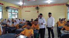 Kemenag Batam Budi bersama Kasi Pendidikan Andika saat meninju makan bergizi gratis beberapa hari lalu. Foto:istimewa
