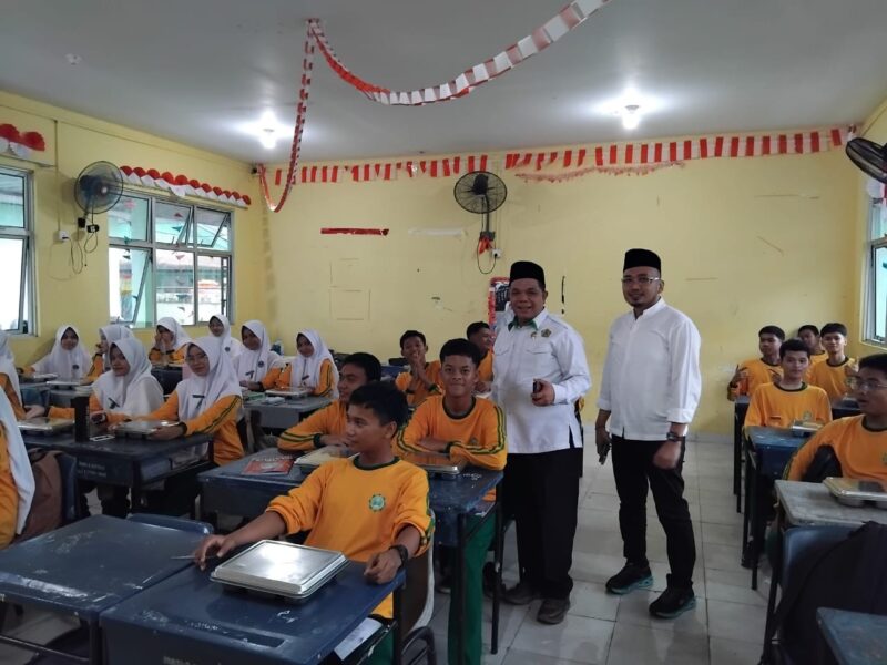 Kemenag Batam Budi bersama Kasi Pendidikan Andika saat meninju makan bergizi gratis beberapa hari lalu. Foto:istimewa