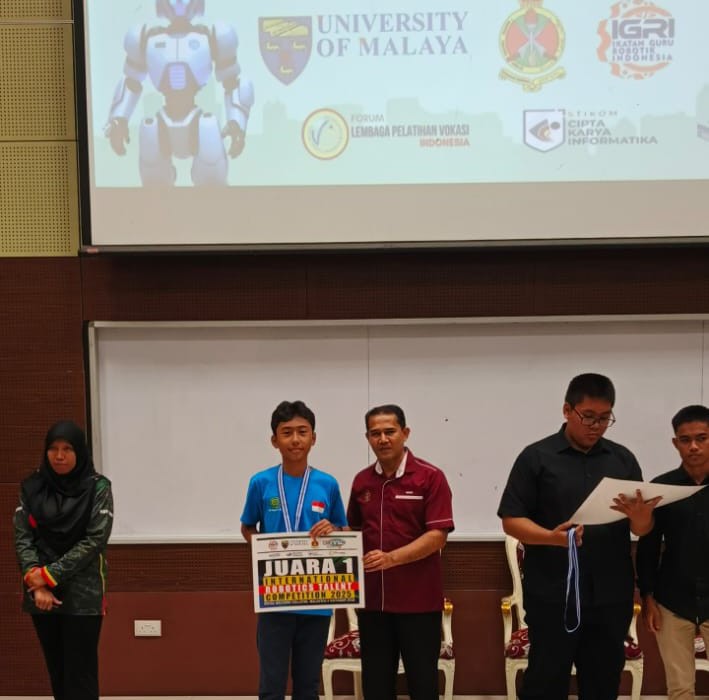 Keanu Al Rucci, siswa kelas 9 MTsN 1 Batam, tampil sebagai juara dunia kategori Sumo Robot Senior 1 kg pada Rotation Robotics Talent Competition 2025 di Royal Military College, Kuala Lumpur, Malaysia (4/10/2025). Foto:Istimewa