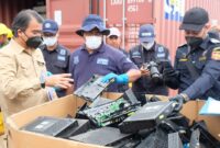 Petugas Bea Cukai Batam dan Gakkum saat mengecek limbah B3 dari salah satu kontainer yang ada di pelabuhan Batuampar, Senin (6/10/2025). Matapedia6.com/Dok Bea Cukai