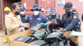 Petugas Bea Cukai Batam dan Gakkum saat mengecek limbah B3 dari salah satu kontainer yang ada di pelabuhan Batuampar, Senin (6/10/2025). Matapedia6.com/Dok Bea Cukai