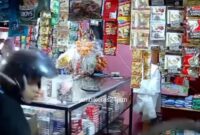 Tangkapan layar CCTV disalah satu warung yang ada di Jambi, saat pelaku gengster membawa celurit mengancam pemilik toko, Rabu (8/10/2025). Matapedia6.com/Ali