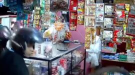 Tangkapan layar CCTV disalah satu warung yang ada di Jambi, saat pelaku gengster membawa celurit mengancam pemilik toko, Rabu (8/10/2025). Matapedia6.com/Ali