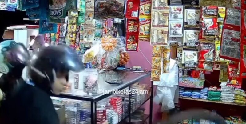 Tangkapan layar CCTV disalah satu warung yang ada di Jambi, saat pelaku gengster membawa celurit mengancam pemilik toko, Rabu (8/10/2025). Matapedia6.com/Ali