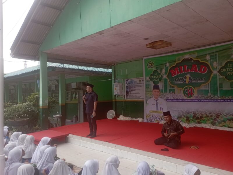Kasi Pendidikan Madrasah Kemenag Batam, Andika Setiawan, membuka secara resmi rangkaian Milad ke-34 MIN 1 Batam, Kamis (9/10/2025). Foto:Istimewa/matapedia
