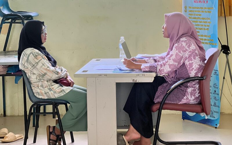 Guru MTsN 1 Batam bersama wali murid, Kamis (9/10/2025). Foto:Istimewa