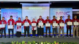 Kurir dan Satpam JNE dianugerahkan penghargaan. Foto:Istimewa