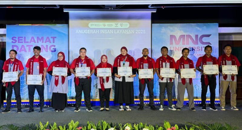 Kurir dan Satpam JNE dianugerahkan penghargaan. Foto:Istimewa