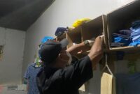 Petugas tengah geledah kamar warga binaan Rutan Batam, Jumat (10/10/2025). Foto:Istimewa
