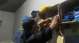 Petugas tengah geledah kamar warga binaan Rutan Batam, Jumat (10/10/2025). Foto:Istimewa