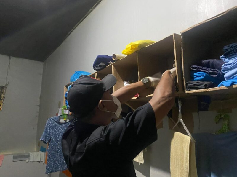 Petugas tengah geledah kamar warga binaan Rutan Batam, Jumat (10/10/2025). Foto:Istimewa
