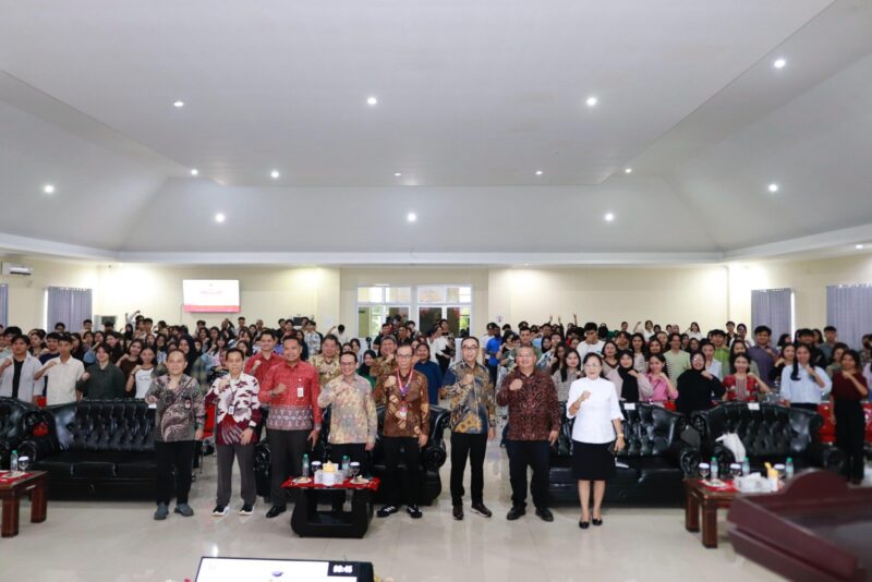 OJk bersama mahasiswa Unsrat. Foto;OJK Kepri