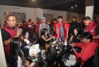 Petugas dari Ditresnarkoba Polda Kepri Saat melakukan pemeriksaan pengunjung di salah satu THM di Batam, Minggu (12/10/2025). Matapedia6.com/Dok Humas Polda
