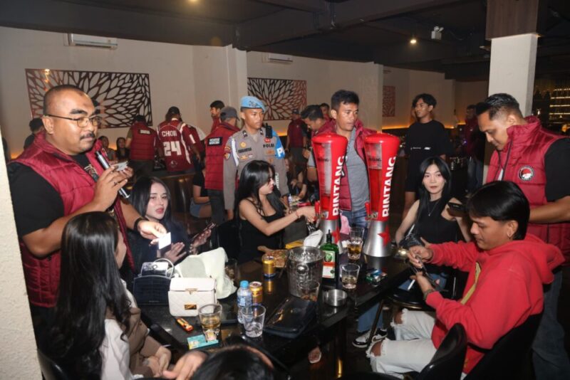 Petugas dari Ditresnarkoba Polda Kepri Saat melakukan pemeriksaan pengunjung di salah satu THM di Batam, Minggu (12/10/2025). Matapedia6.com/Dok Humas Polda