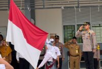 AKP Bimo saat menjadi Pembina Upacara di SMA Negeri 23 Batam, Senin (13/10/2025). Foto:dok/Polsek