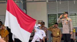 AKP Bimo saat menjadi Pembina Upacara di SMA Negeri 23 Batam, Senin (13/10/2025). Foto:dok/Polsek