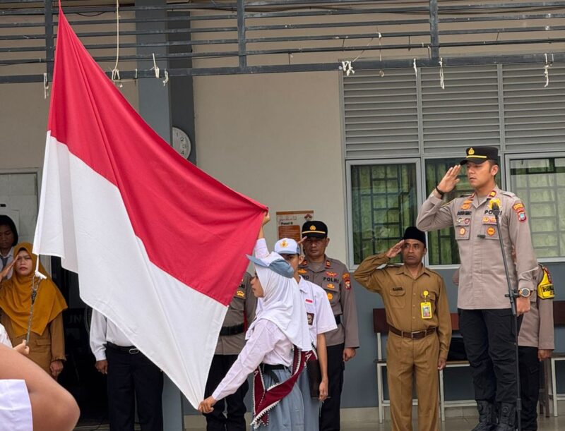 AKP Bimo saat menjadi Pembina Upacara di SMA Negeri 23 Batam, Senin (13/10/2025). Foto:dok/Polsek