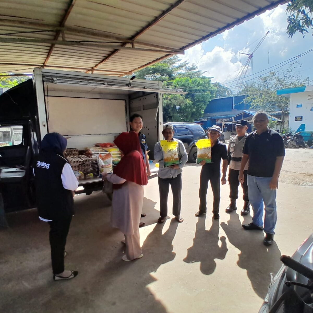 Polsek Bulang bersama Bulog Kota Batam menggelar Gerakan Pangan Murah (GPM) di Pelabuhan Rakyat Pulau Buluh, Kecamatan Bulang, Selasa (14/10/2025). Matepedia6.com/Dok Polsek