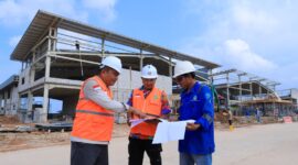 Pekerja tengah menggarap proyek Panbil Group. Foto:Istimewa