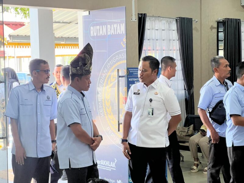 Karutan Batam Fajar saat menyambut rombongan Penjara Dusun Dato’ Murad, Melaka, Malaysia pada Selasa (14/10/2025). Foto:Istimewa