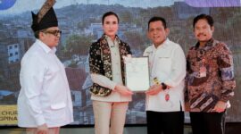 Menteri Pariwisata (Menpar) Indonesia, Widiyanti Putri, menyerahkan sertifikat halal kepada sejumlah pelaku UMKM di Pulau Penyengat, yang diwakili oleh agunernur Kepri Ansar Ahmad di Tanjungpinang, Kamis (16/10/2025). Matapedia6.com/Dok Kemenpar