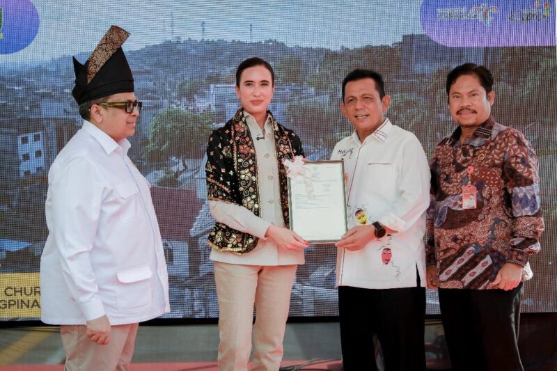 Menteri Pariwisata (Menpar) Indonesia, Widiyanti Putri, menyerahkan sertifikat halal kepada sejumlah pelaku UMKM di Pulau Penyengat, yang diwakili oleh agunernur Kepri Ansar Ahmad di Tanjungpinang, Kamis (16/10/2025). Matapedia6.com/Dok Kemenpar
