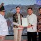 Menteri Pariwisata (Menpar) Indonesia, Widiyanti Putri, menyerahkan sertifikat halal kepada sejumlah pelaku UMKM di Pulau Penyengat, yang diwakili oleh agunernur Kepri Ansar Ahmad di Tanjungpinang, Kamis (16/10/2025). Matapedia6.com/Dok Kemenpar