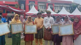 Kepala MIN Tanjungpinang, Suriyati menerima penghargaan Adiwiyata dari Wali Kota Tanjungpinang. Foto:dok/Humas Kemenag