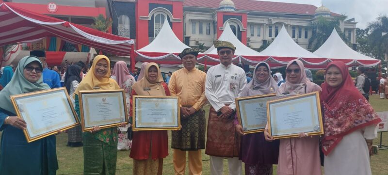 Kepala MIN Tanjungpinang, Suriyati menerima penghargaan Adiwiyata dari Wali Kota Tanjungpinang. Foto:dok/Humas Kemenag