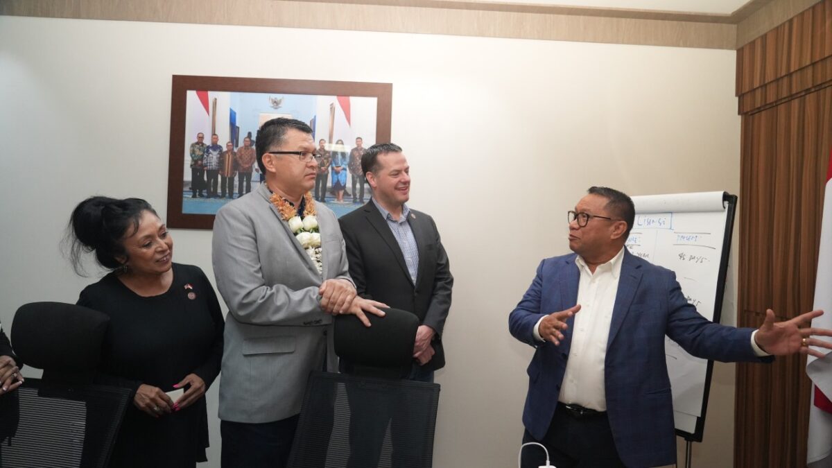 Deputi Bidang Investasi dan Pengusahaan BP Batam, Fary Djemy Francis, di hadapan jajaran Senator Negara Bagian Arizona, Amerika Serikat. Foto:dok/Humas BP Batam