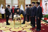 Wakil Gubernur Kepri Nyanyang Haris Pratamura saat melantik komisioner KPID, Selasa (21/10/2025). Foto:dok/Istimewa
