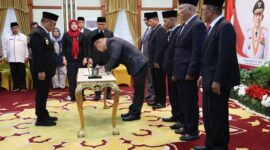 Wakil Gubernur Kepri Nyanyang Haris Pratamura saat melantik komisioner KPID, Selasa (21/10/2025). Foto:dok/Istimewa