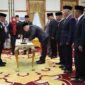 Wakil Gubernur Kepri Nyanyang Haris Pratamura saat melantik komisioner KPID, Selasa (21/10/2025). Foto:dok/Istimewa