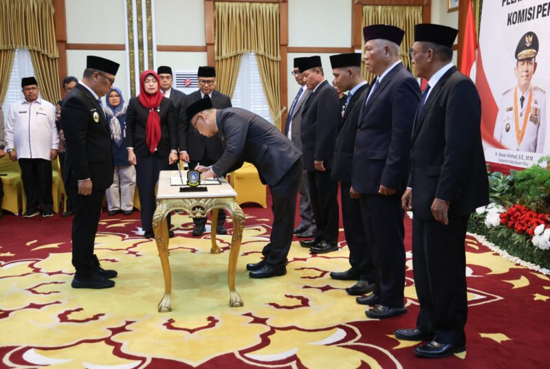 Wakil Gubernur Kepri Nyanyang Haris Pratamura saat melantik komisioner KPID, Selasa (21/10/2025). Foto:dok/Istimewa