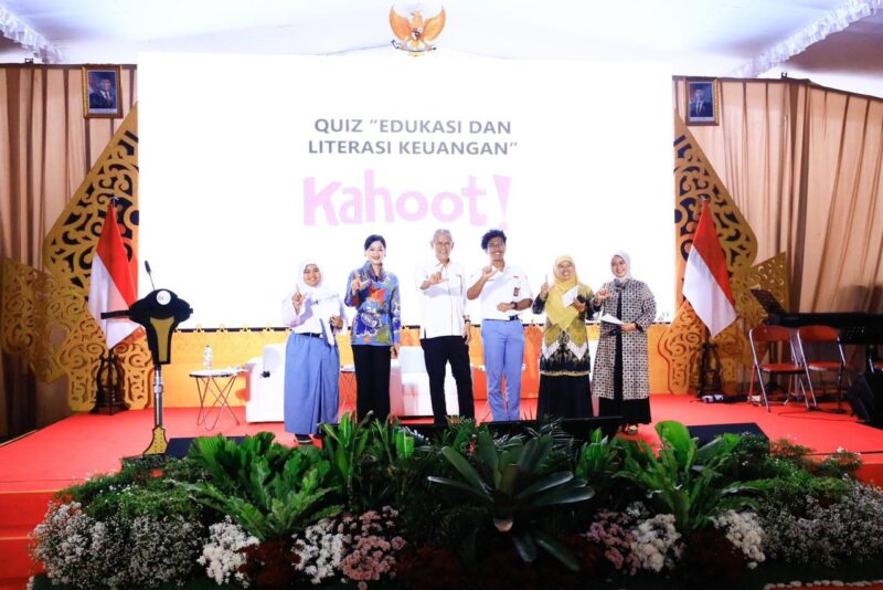 Kepala Eksekutif Pengawas Perilaku Pelaku Usaha Jasa Keuangan, Edukasi dan Pelindungan Konsumen OJK Friderica Widyasari Dewi, bersama, Senin (20/10/2025). Foto:OJK Kepri