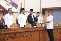 Juru bicara Propemperda DPRD Kota Batam M. Putra Pratama Jaya  saat menyerahkan berkas usulan Ranperda kepada wakil ketua I DPRD Kota Batam, Aweng Kurniawan, Rabu (22/10/2025). Matapedia6.com/Dok DPRD Batam