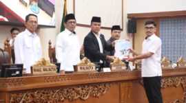 Juru bicara Propemperda DPRD Kota Batam M. Putra Pratama Jaya  saat menyerahkan berkas usulan Ranperda kepada wakil ketua I DPRD Kota Batam, Aweng Kurniawan, Rabu (22/10/2025). Matapedia6.com/Dok DPRD Batam