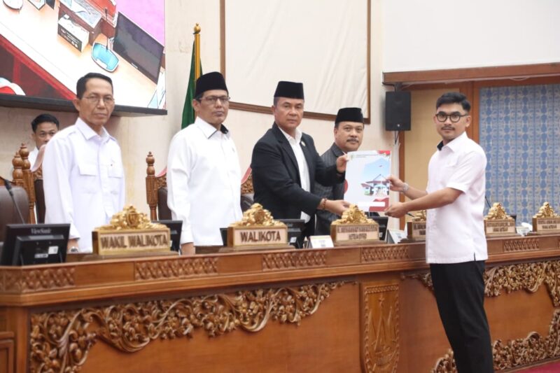 Juru bicara Propemperda DPRD Kota Batam M. Putra Pratama Jaya  saat menyerahkan berkas usulan Ranperda kepada wakil ketua I DPRD Kota Batam, Aweng Kurniawan, Rabu (22/10/2025). Matapedia6.com/Dok DPRD Batam
