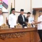 Juru bicara Propemperda DPRD Kota Batam M. Putra Pratama Jaya  saat menyerahkan berkas usulan Ranperda kepada wakil ketua I DPRD Kota Batam, Aweng Kurniawan, Rabu (22/10/2025). Matapedia6.com/Dok DPRD Batam