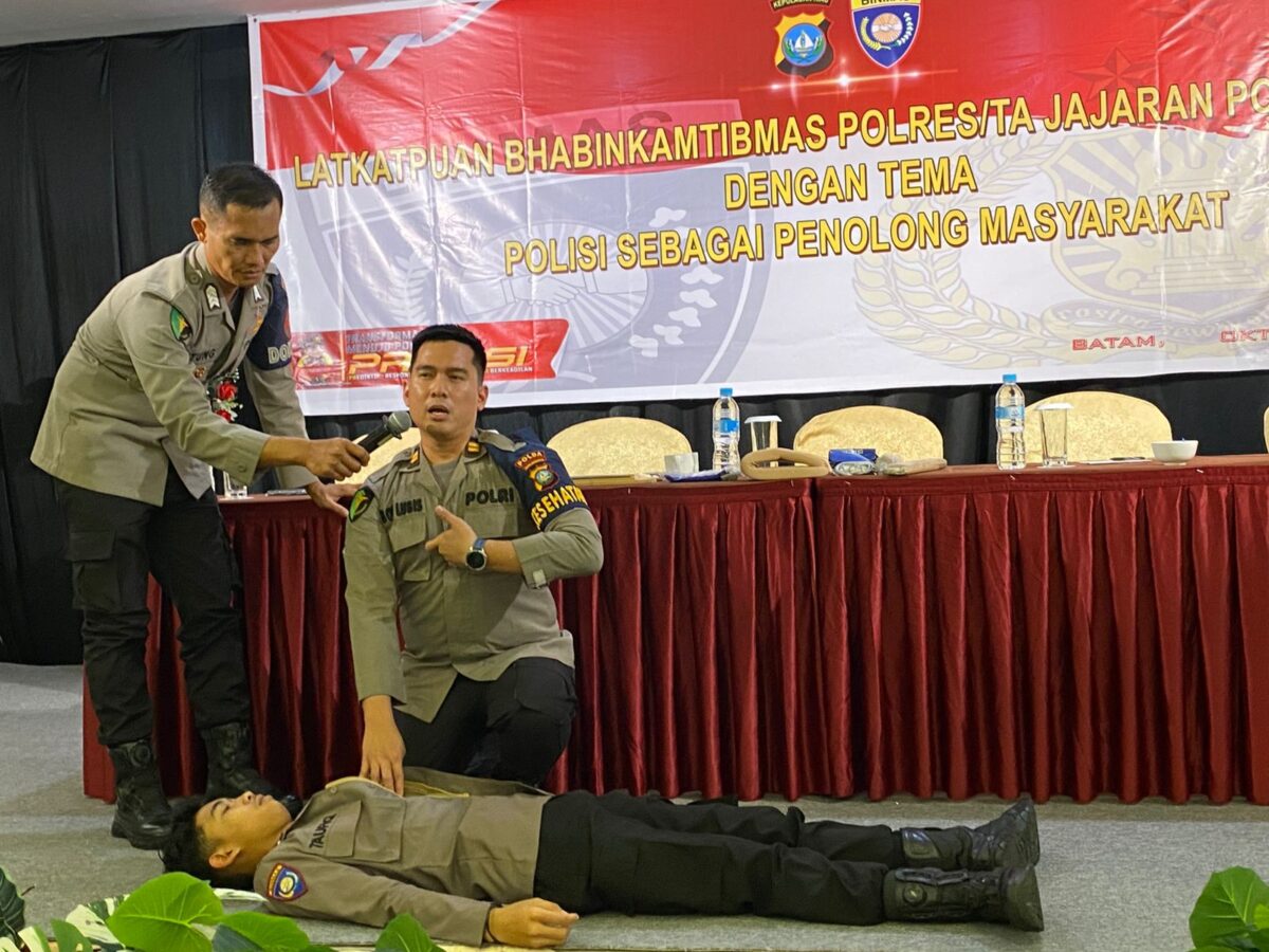 Instruktur dari bidang kesehatan Polda Kepri saat memberikan materi sekaligus memperagakan cara memberikan pertolongan terhadap korban, Rabu (22/10/2025). Matapedia6.com/Dok Humas Polda