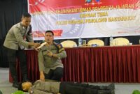 Instruktur dari bidang kesehatan Polda Kepri saat memberikan materi sekaligus memperagakan cara memberikan pertolongan terhadap korban, Rabu (22/10/2025). Matapedia6.com/Dok Humas Polda