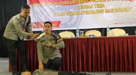 Instruktur dari bidang kesehatan Polda Kepri saat memberikan materi sekaligus memperagakan cara memberikan pertolongan terhadap korban, Rabu (22/10/2025). Matapedia6.com/Dok Humas Polda