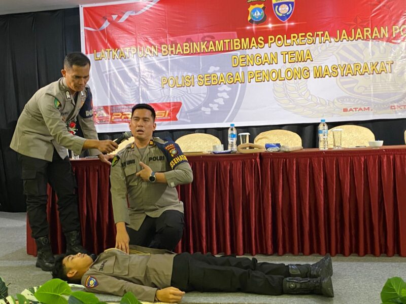 Instruktur dari bidang kesehatan Polda Kepri saat memberikan materi sekaligus memperagakan cara memberikan pertolongan terhadap korban, Rabu (22/10/2025). Matapedia6.com/Dok Humas Polda