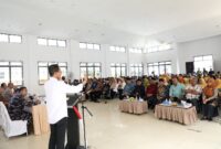 Wali Kota Batam Amsakar Achmad saat melakukan silaturahmi bersama Ketua RW, RT, Tokoh Agama, dan LPM Kecamatan Belakang Padang di Gedung Nasional Belakang Padang, Kamis (23/10/2025). Matapedia6.com/Diskominfo
