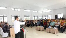 Wali Kota Batam Amsakar Achmad saat melakukan silaturahmi bersama Ketua RW, RT, Tokoh Agama, dan LPM Kecamatan Belakang Padang di Gedung Nasional Belakang Padang, Kamis (23/10/2025). Matapedia6.com/Diskominfo