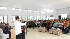 Wali Kota Batam Amsakar Achmad saat melakukan silaturahmi bersama Ketua RW, RT, Tokoh Agama, dan LPM Kecamatan Belakang Padang di Gedung Nasional Belakang Padang, Kamis (23/10/2025). Matapedia6.com/Diskominfo