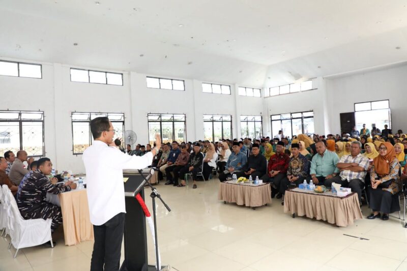 Wali Kota Batam Amsakar Achmad saat melakukan silaturahmi bersama Ketua RW, RT, Tokoh Agama, dan LPM Kecamatan Belakang Padang di Gedung Nasional Belakang Padang, Kamis (23/10/2025). Matapedia6.com/Diskominfo
