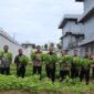 Lapas Batam panen sayur hasil kegiatan warga binaan, Kamis (23/10/2025). Foto:Istimewa